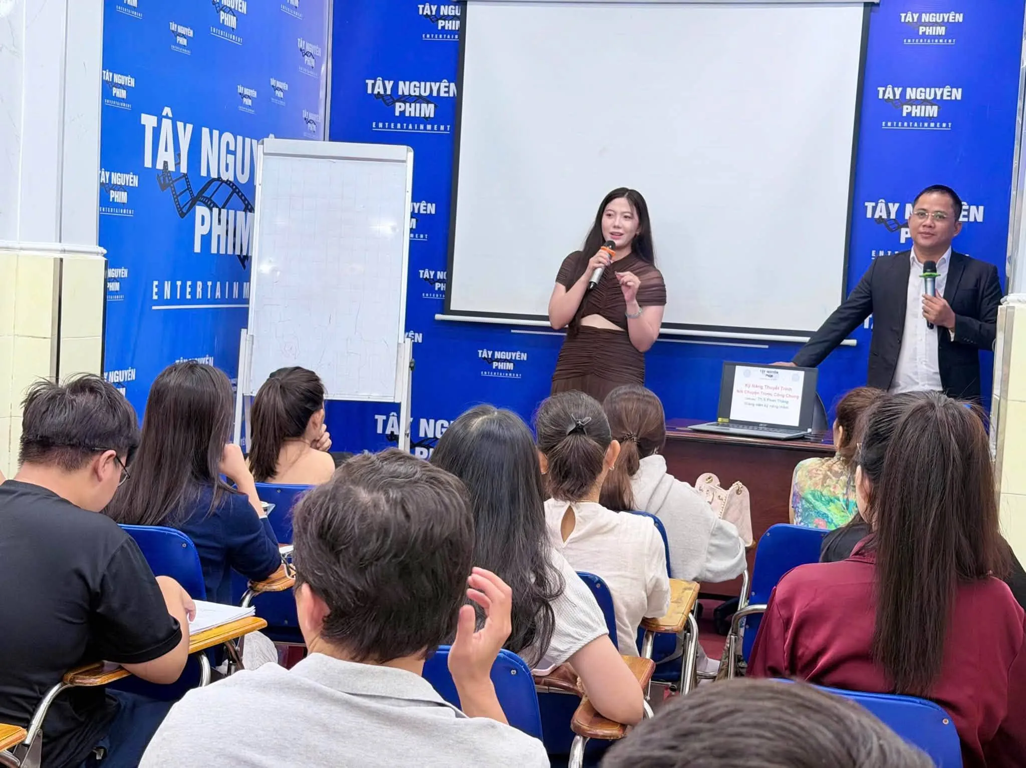 khoa-ky-nang-livestream-ban-hang-va-chot-don-hieu-qua