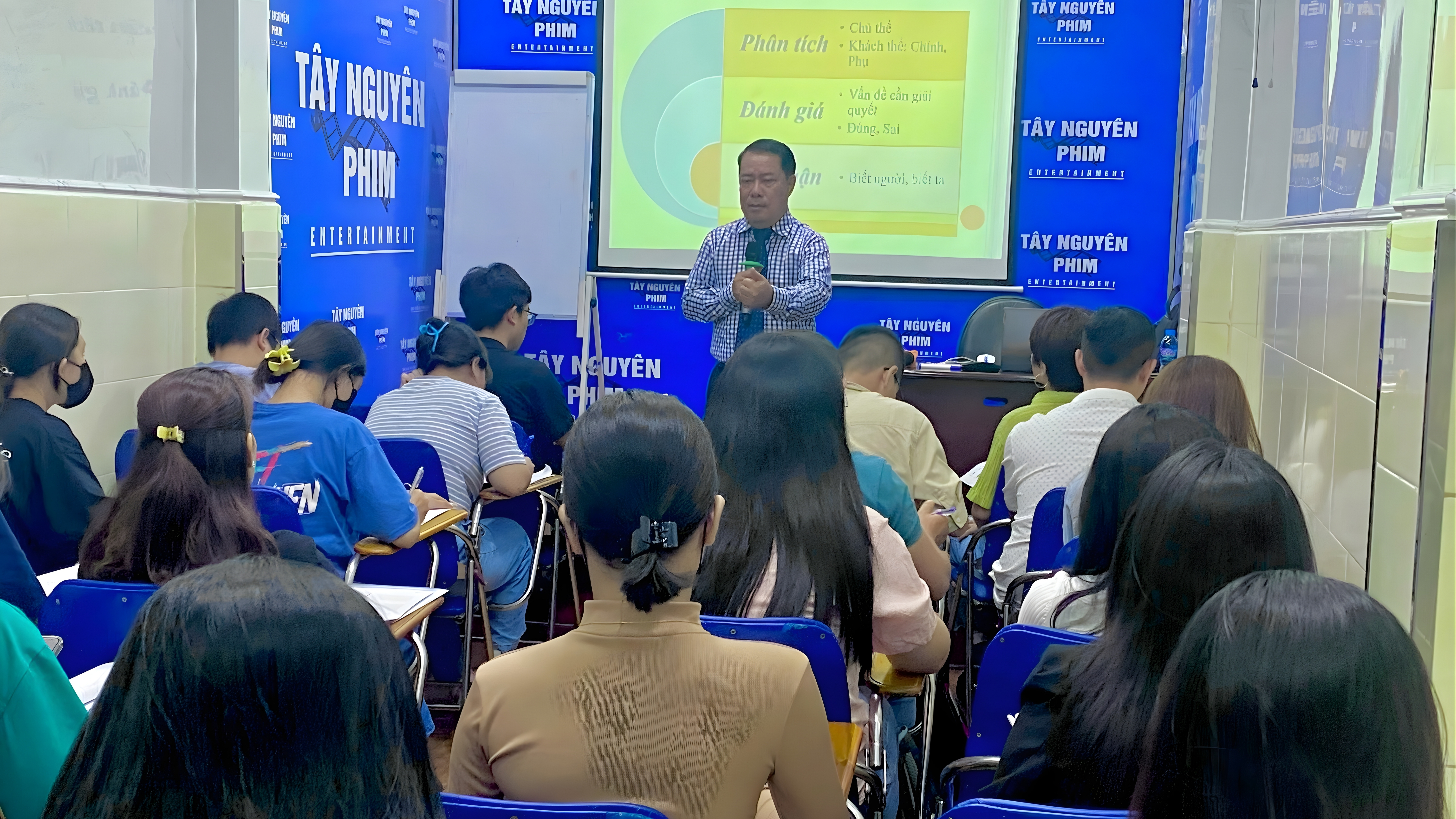 khoa-hoc-giao-tiep-thuyet-trinh-cho-doanh-nghiep