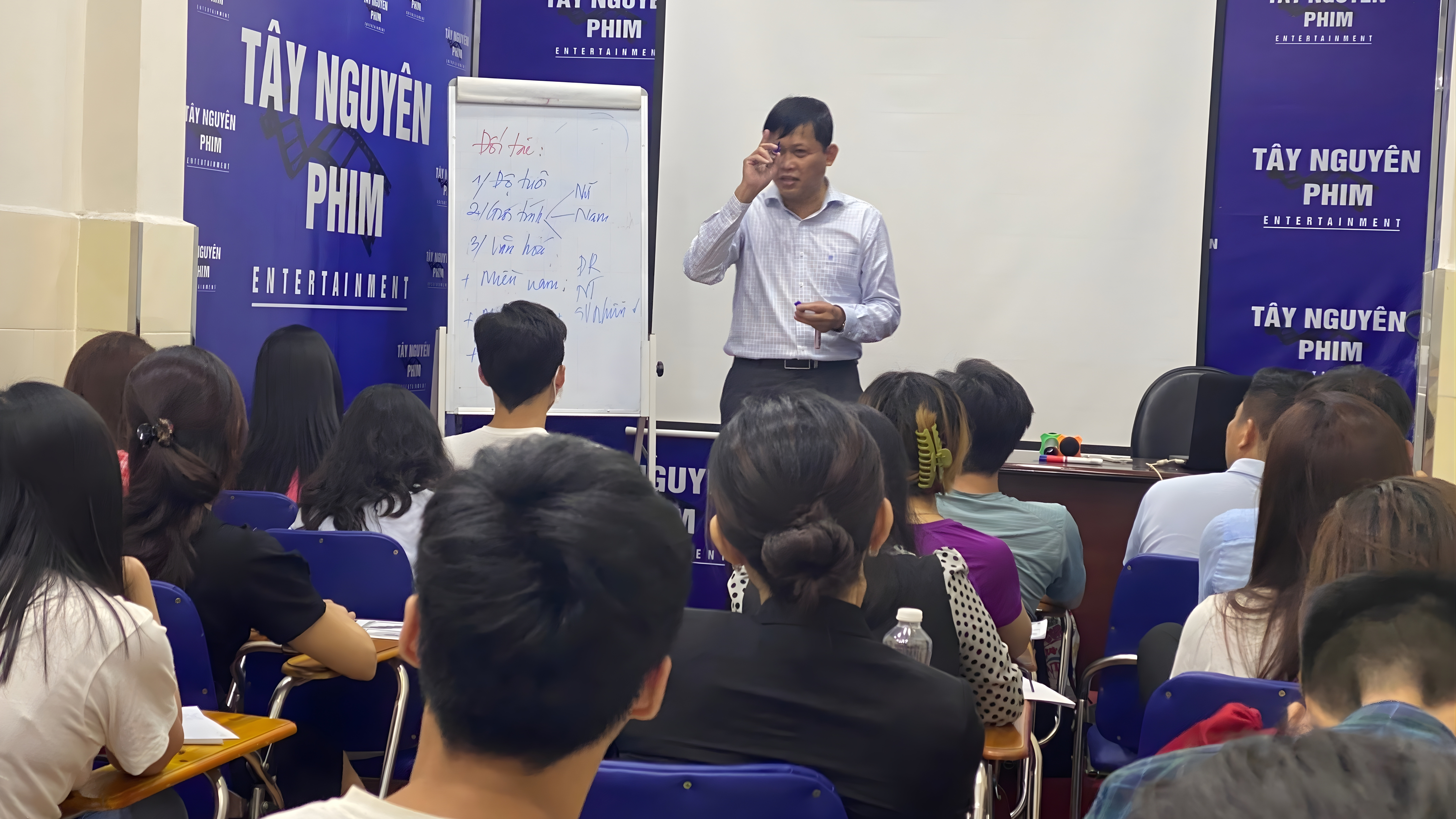 khoa-hoc-giao-tiep-thuyet-trinh-cho-doanh-nghiep