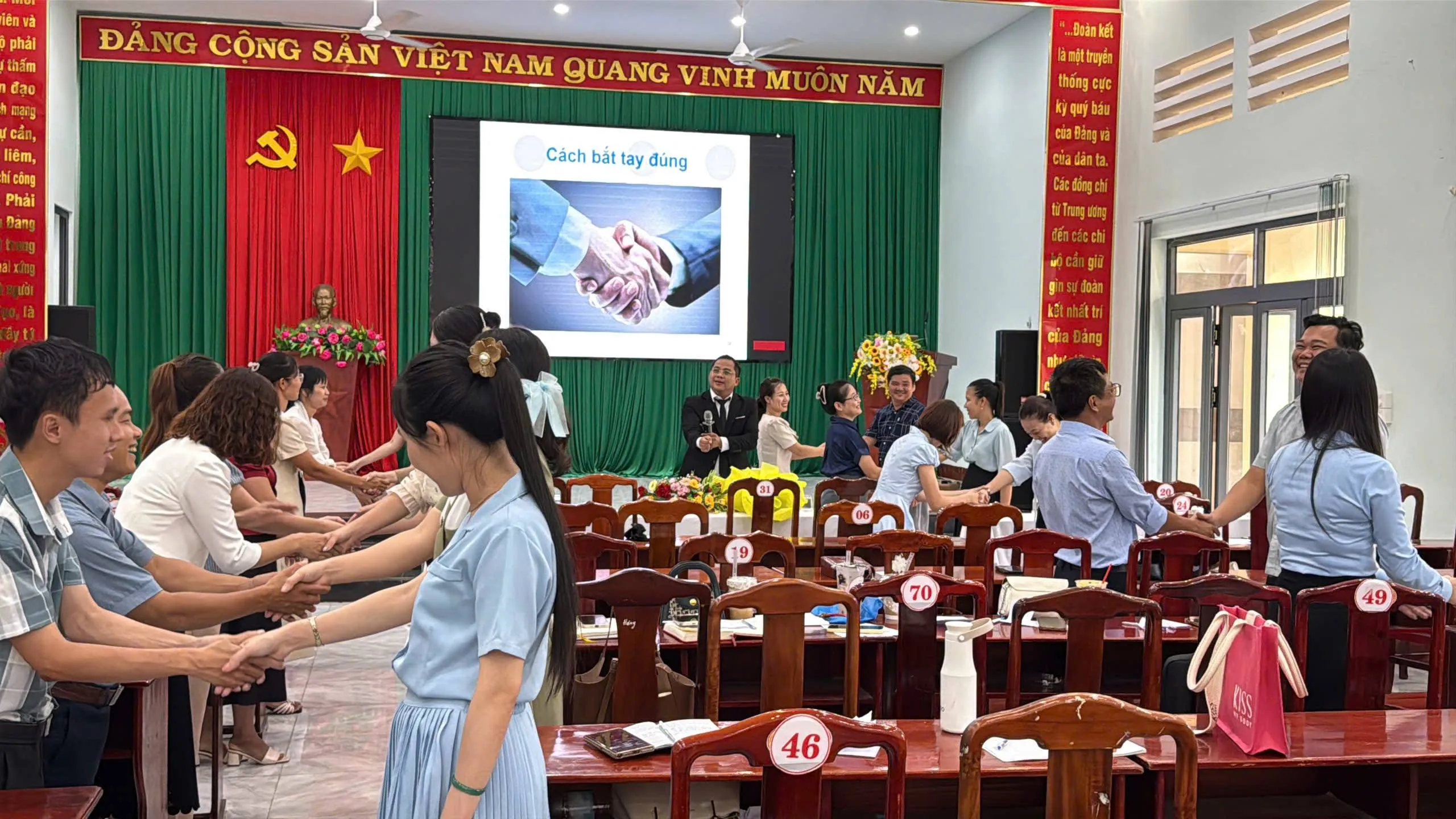 khoa-hoc-huan-luyen-ky-nang-cho-can-bo-cong-chuc