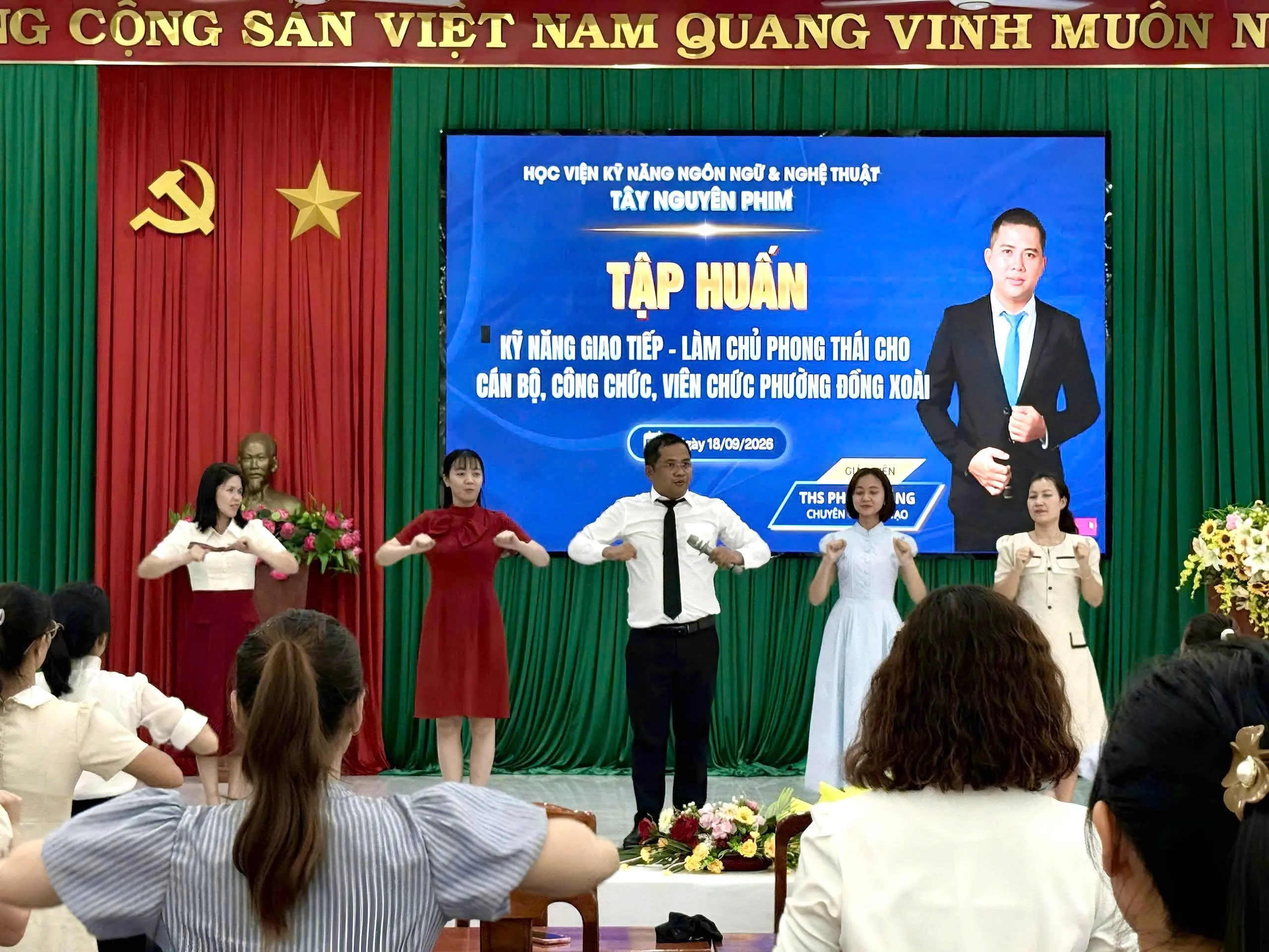 khoa-hoc-ky-nang-quan-ly-nghe-thuat-showbiz