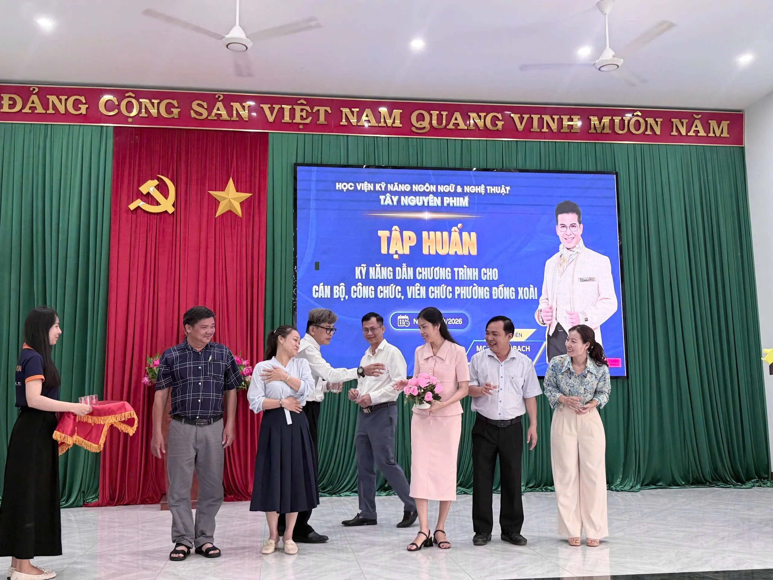 khoa-hoc-huan-luyen-ky-nang-cho-can-bo-cong-chuc